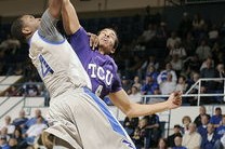 九游体育地址 -巴特勒回归赛场，赛况扑朔迷离首场状态亮眼，老鹰观众沸腾！